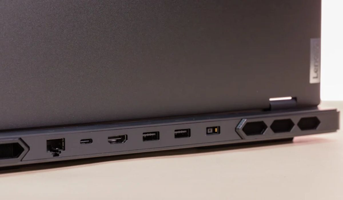 Cổng kết nối của laptop Legion Pro 7i 2023 