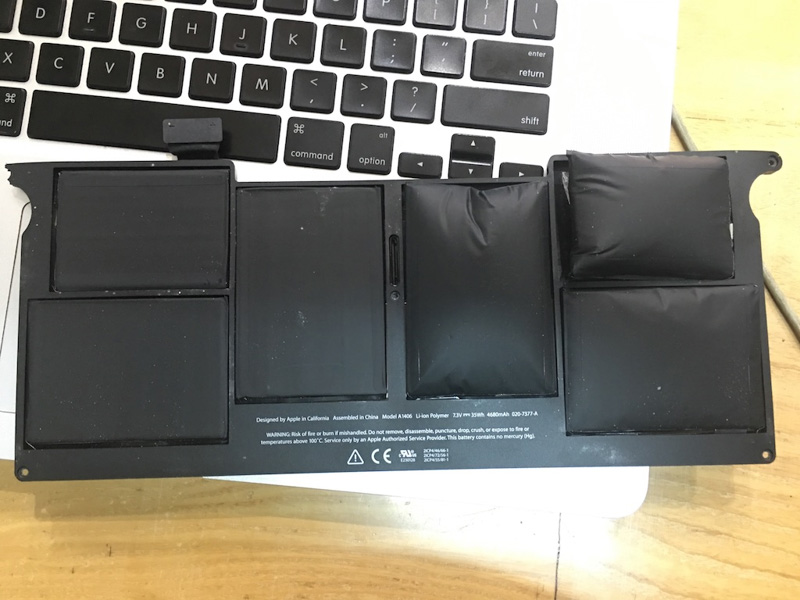 Hình ảnh battery Macbook bị chai do sử dụng không đúng cách