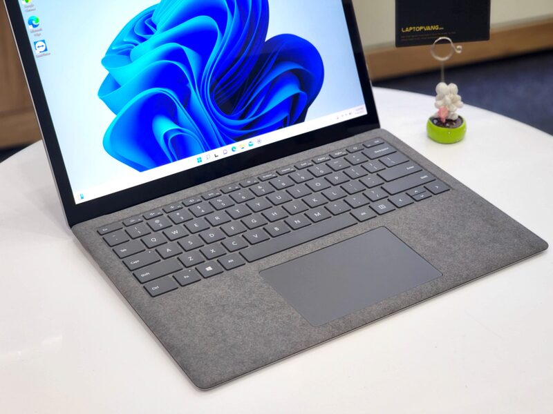 Bàn phím vải Alcantara trên Surface Laptop 4