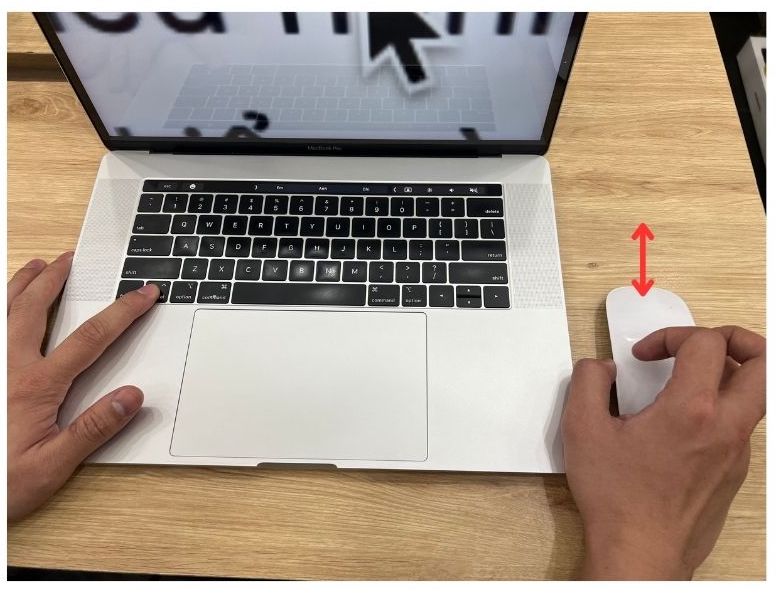 Dùng chuột phóng to, thu nhỏ màn hình MacBook