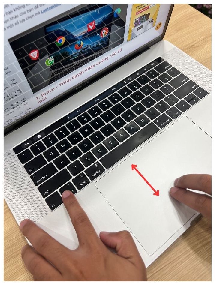 Dùng TrackPad phóng to, thu nhỏ màn hình MacBook