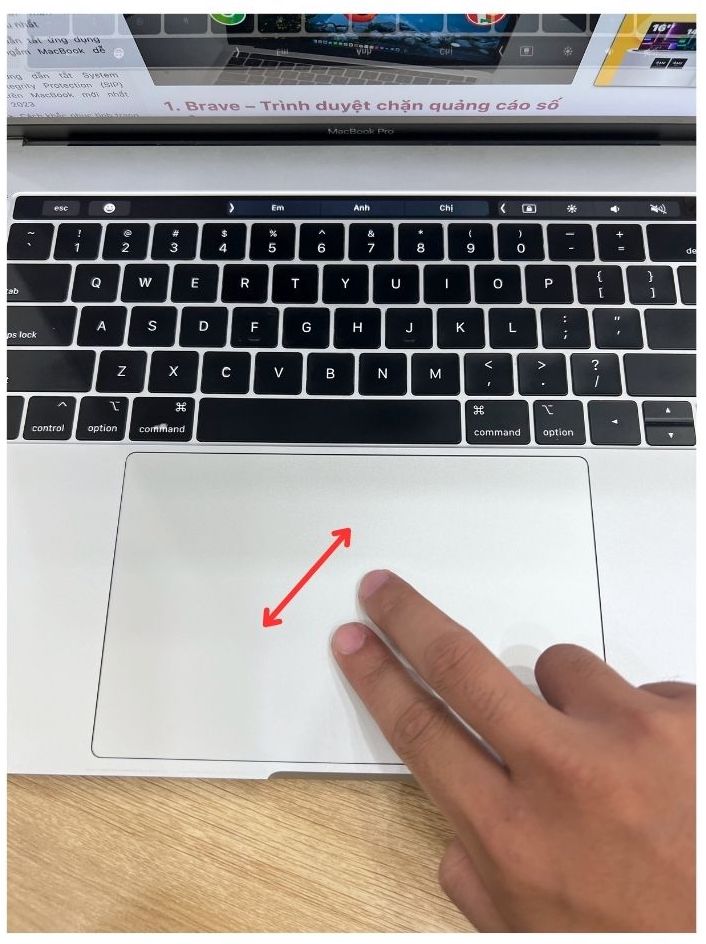 Thao tác thu nhỏ màn hình MacBook