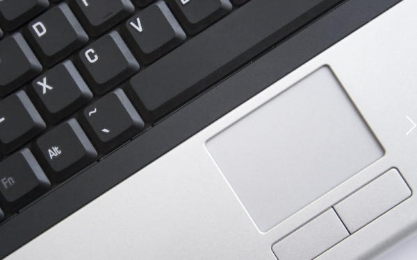 Bàn phím nhạy và TouchPad ổn định