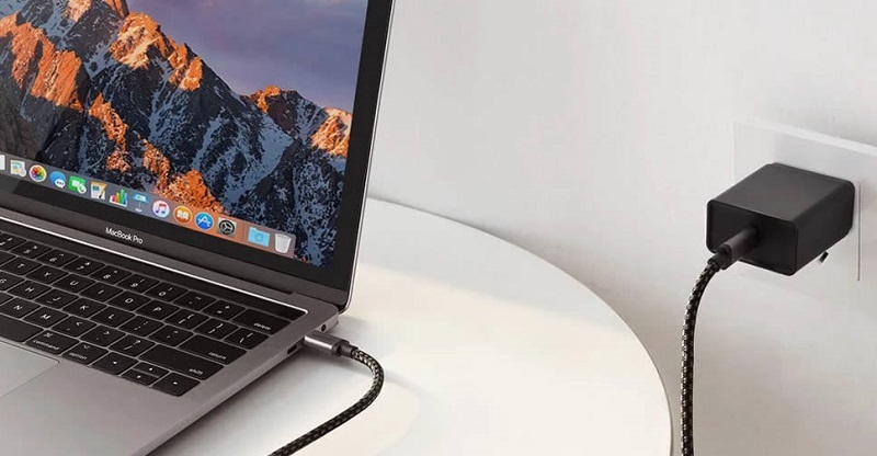 có nên vừa cắm sạc vừa dùng laptop