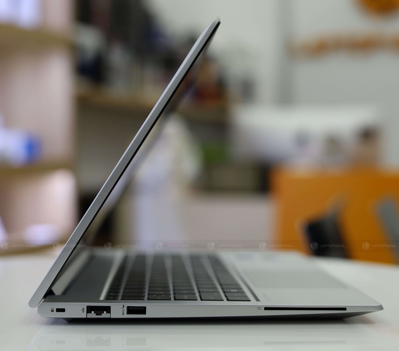 Cổng kết nối cạnh trái