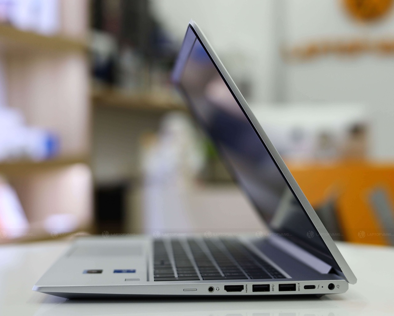 Cổng kết nối cạnh phải