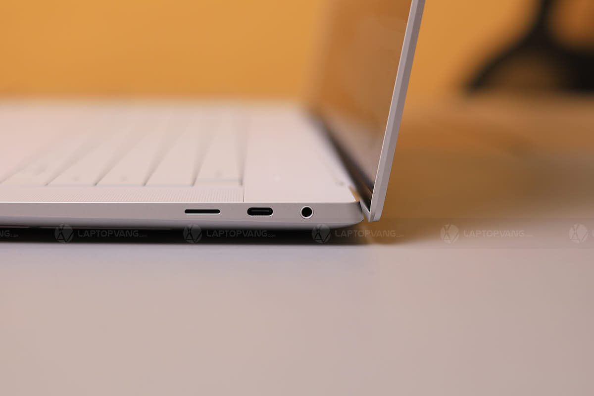 Dell XPS 16 9640 Cạnh Phải