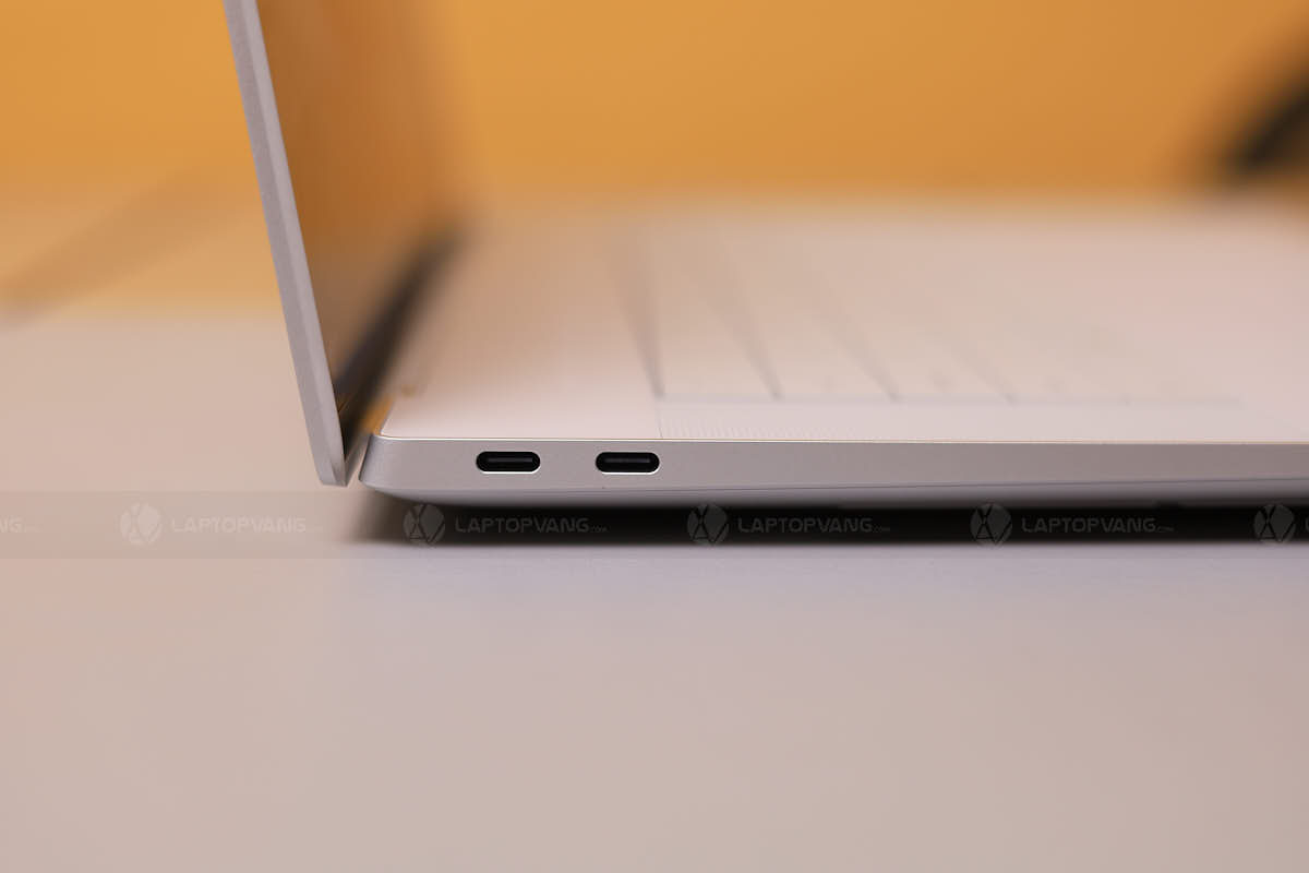 Dell XPS 16 9640 Cạnh Trái