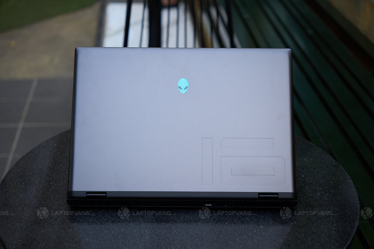 Mặt trước Alienware M16 R2