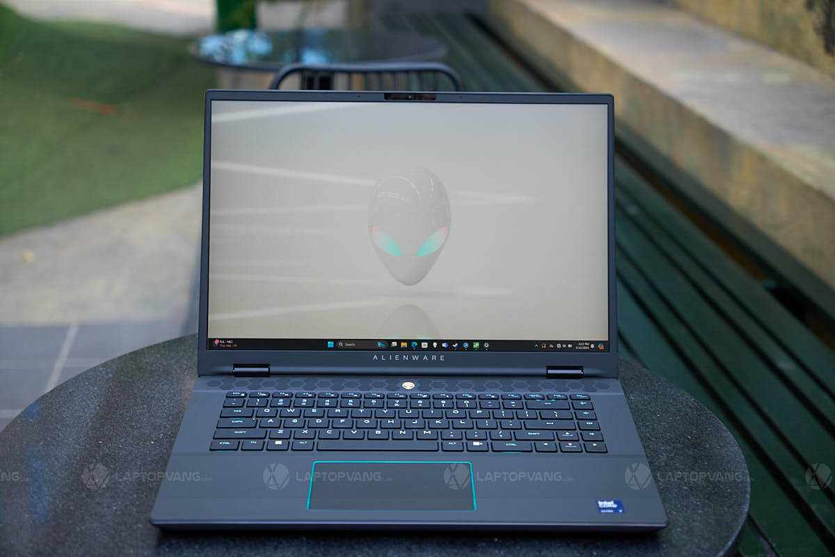Màn hình Alienware M16 R2