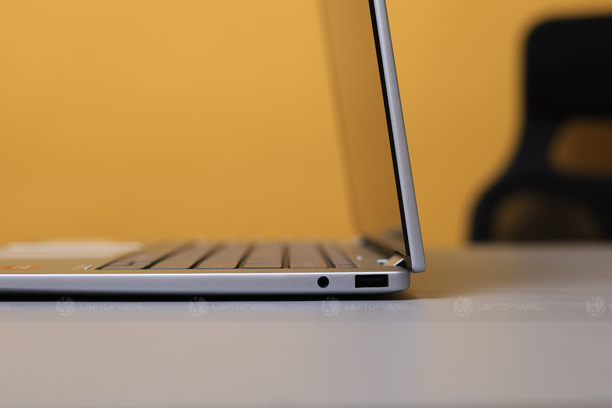 Cổng kết nối bên phải Envy 14 2024