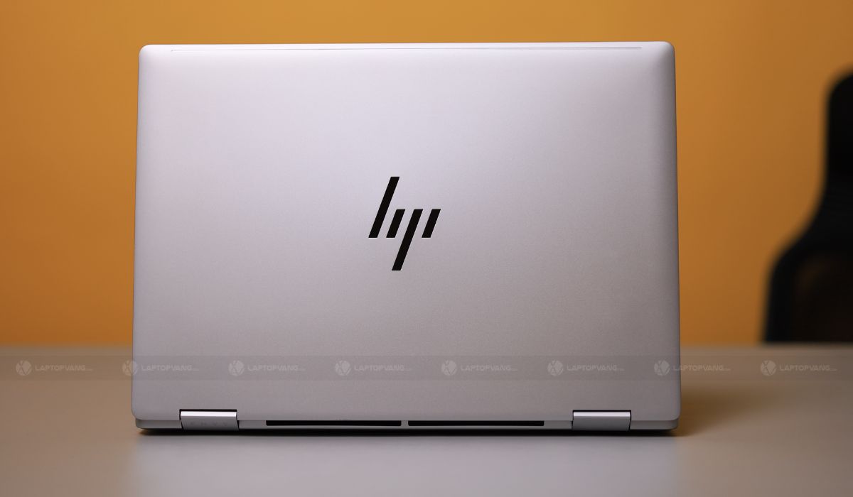 HP logo trên envy x360 2024