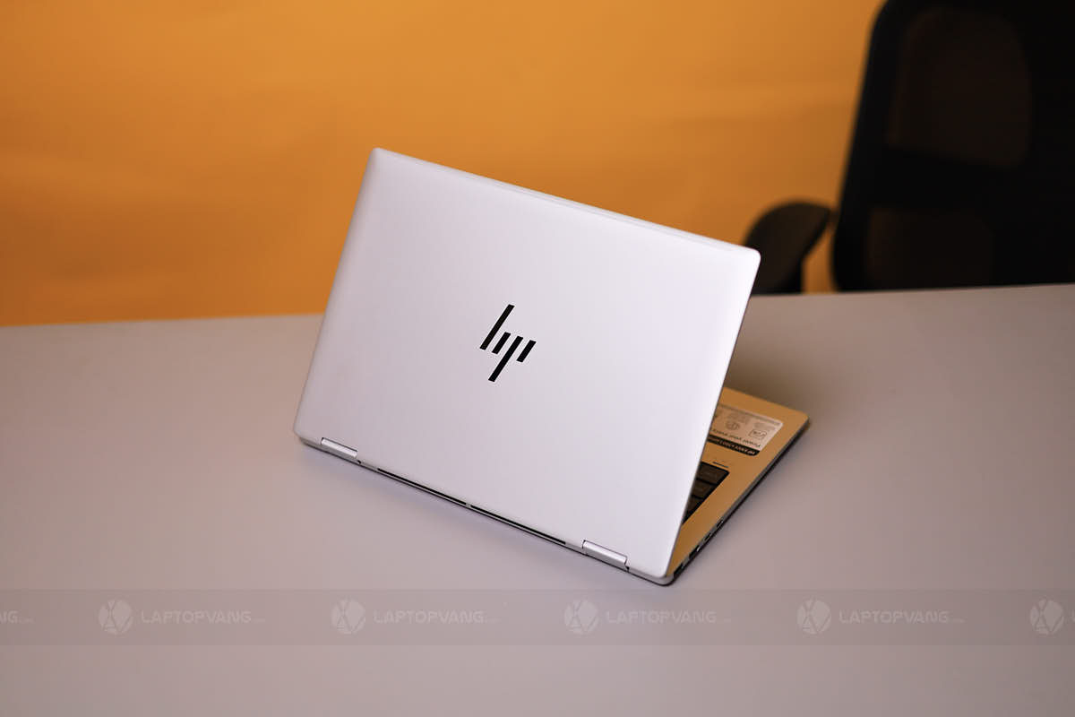 Mặt lưng với logo HP