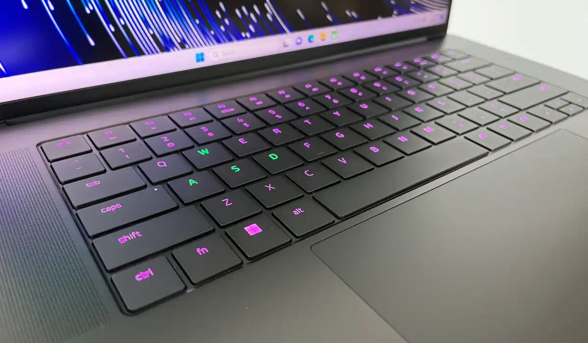 Bàn phím Razer Blade 16 2024 với đèn RGB cho từng phím