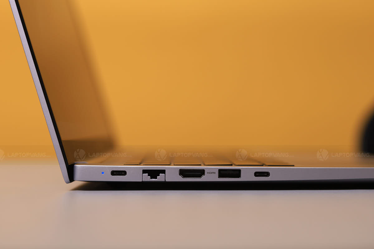 Các kết nối bên trái Samsung Galaxy Book4