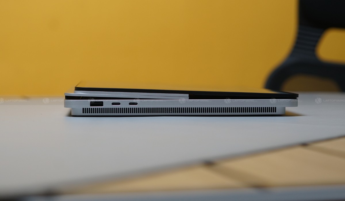 Cạnh trái Surface Laptop Studio 2