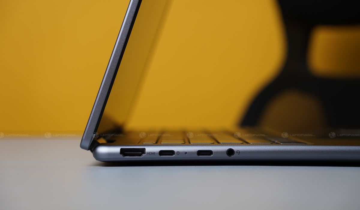 Cổng kết nối trái trên Yoga 7