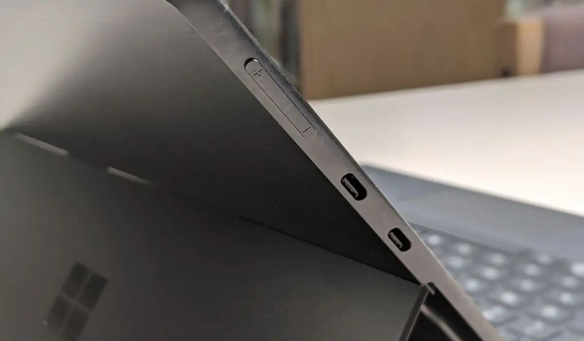 Các cổng kết nối trên Surface Pro 10 Ultra 5