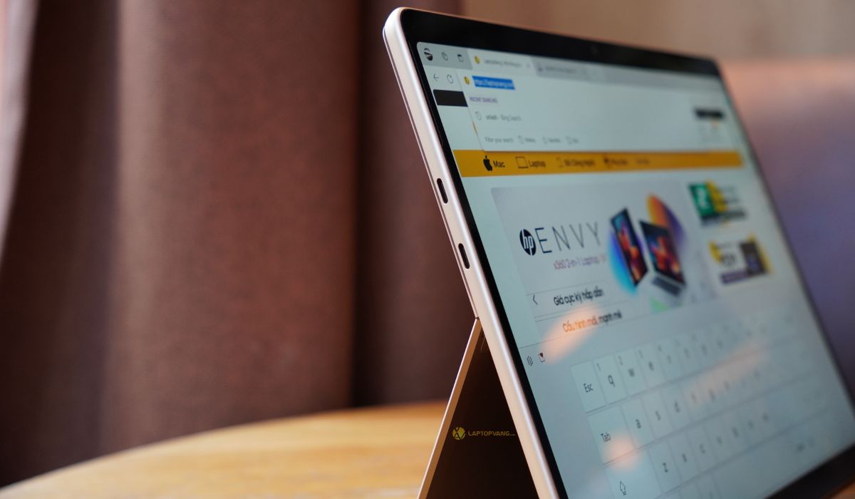 Hai cổng C trên Surface Pro 11