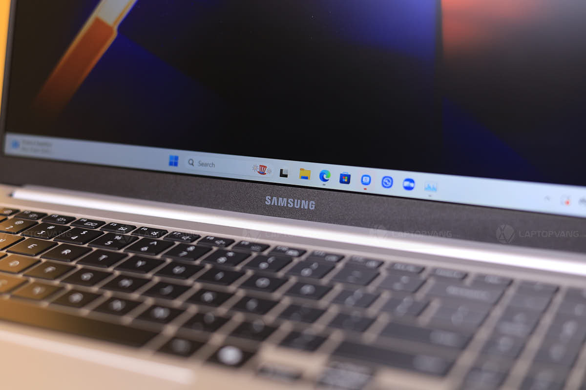Logo Samsung trên Book4 mới