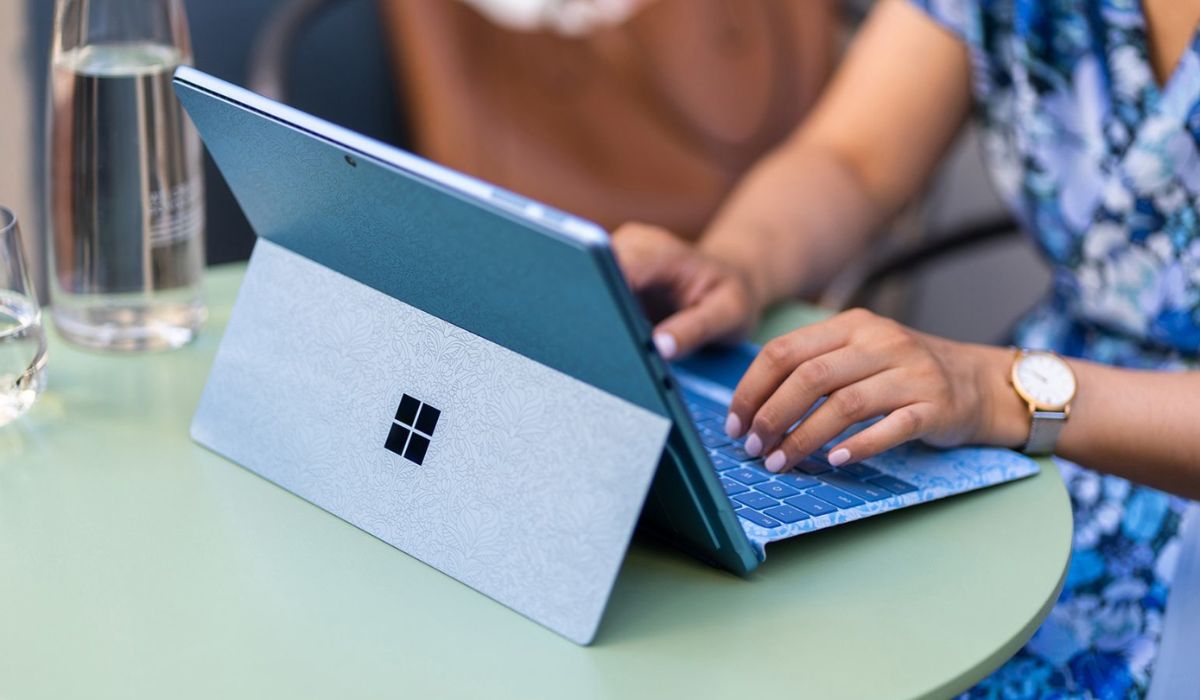 Ngoại hình sang trọng và hiện đại của Surface Pro 10 Ultra 7