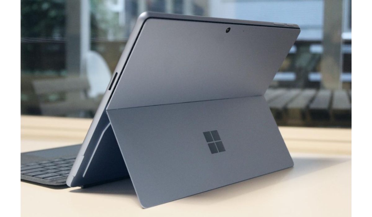 Các đường nét trên thân laptop Surface Pro 10 Ultra 7