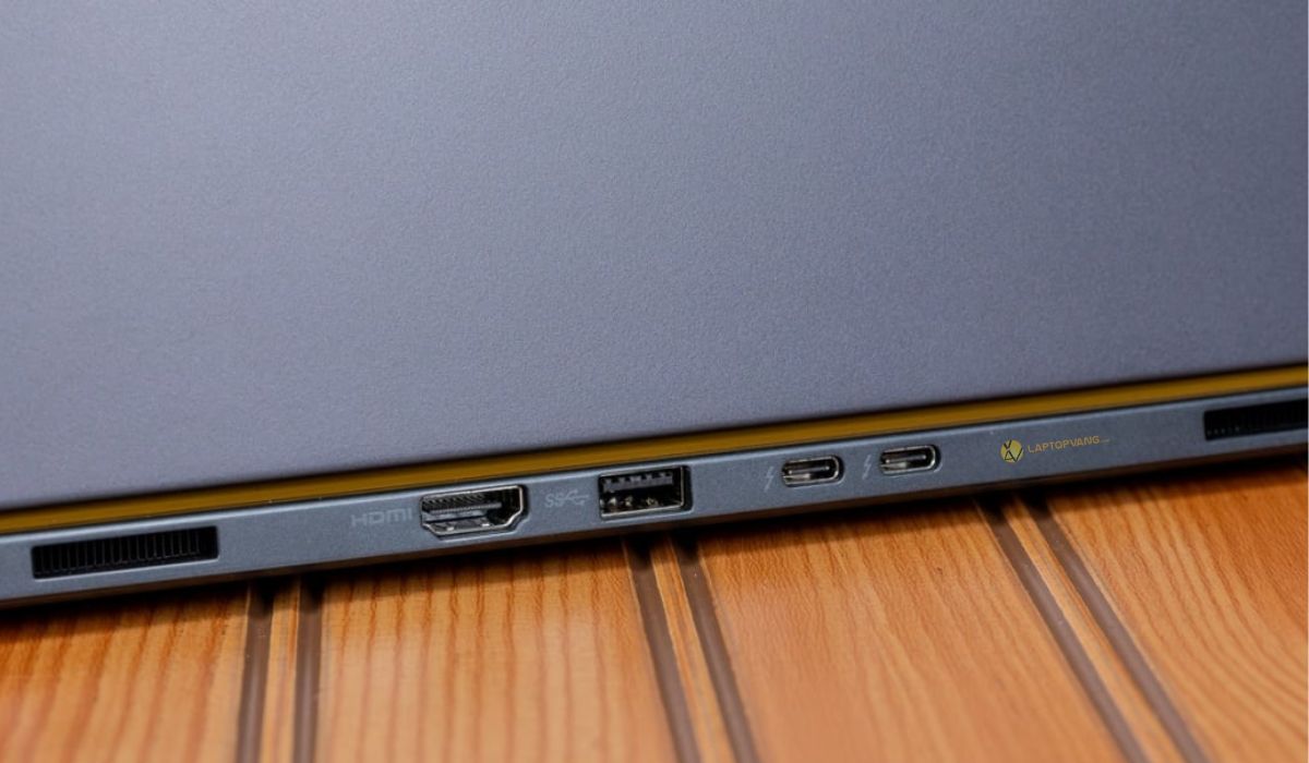 Các cổng kết nối tập trung ở phần bản lề của laptop