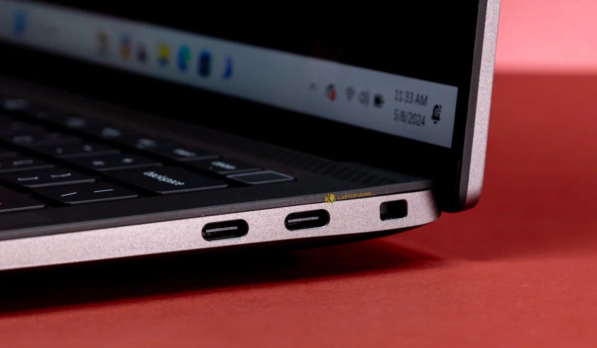 Hai cổng C cạnh phải Precision 5490