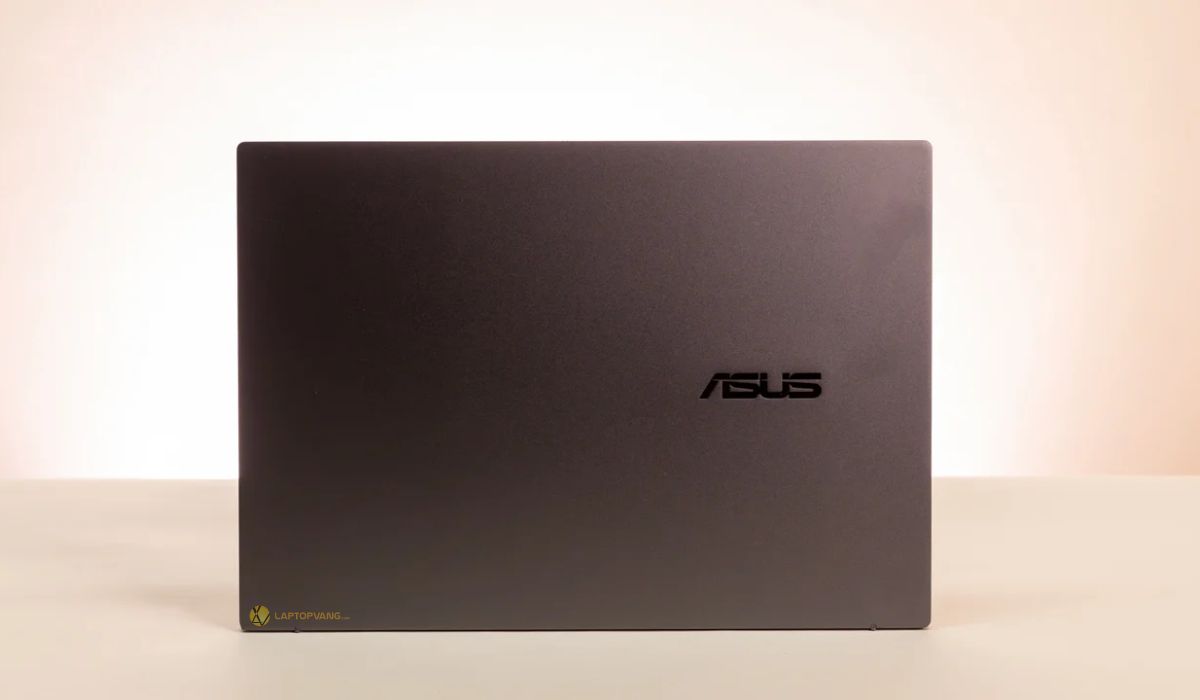 Logo Asus mặt sau của ZenBook OLED 14 Q425
