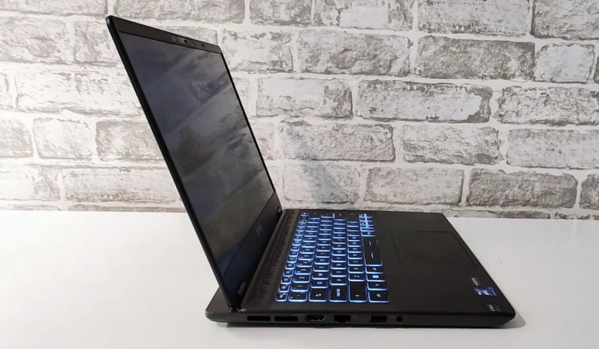 Mặt bên có các cổng kết nối