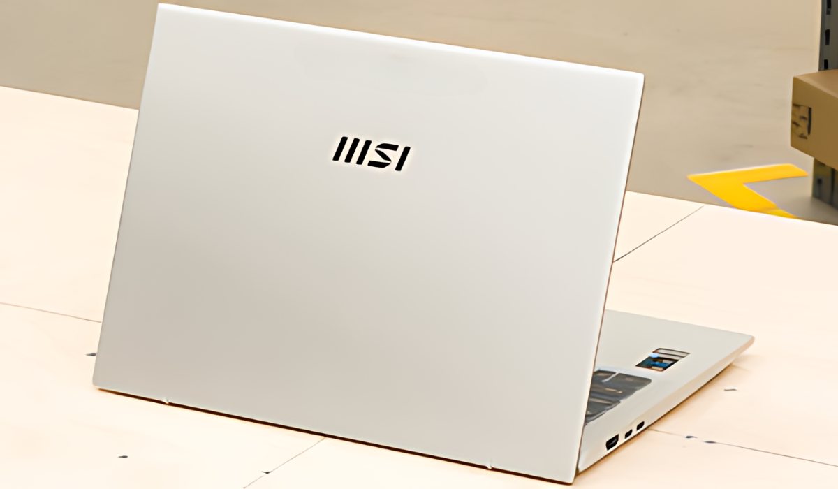 Mặt A với logo MSI của Prestige 14 2023