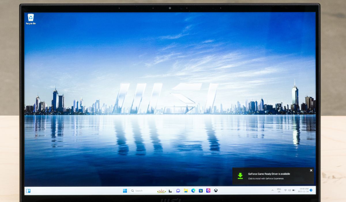 Màn hình của MSI Summit E16 Studio 2024