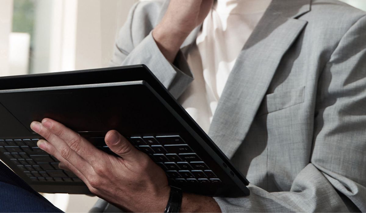 MSI Summit E16 Studio là một chiếc laptop đẳng cấp