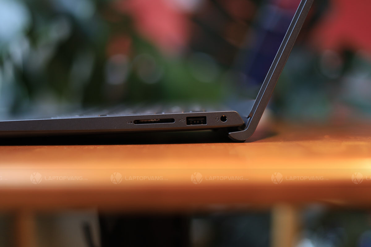 Cạnh phải Dell Inspiron 3530