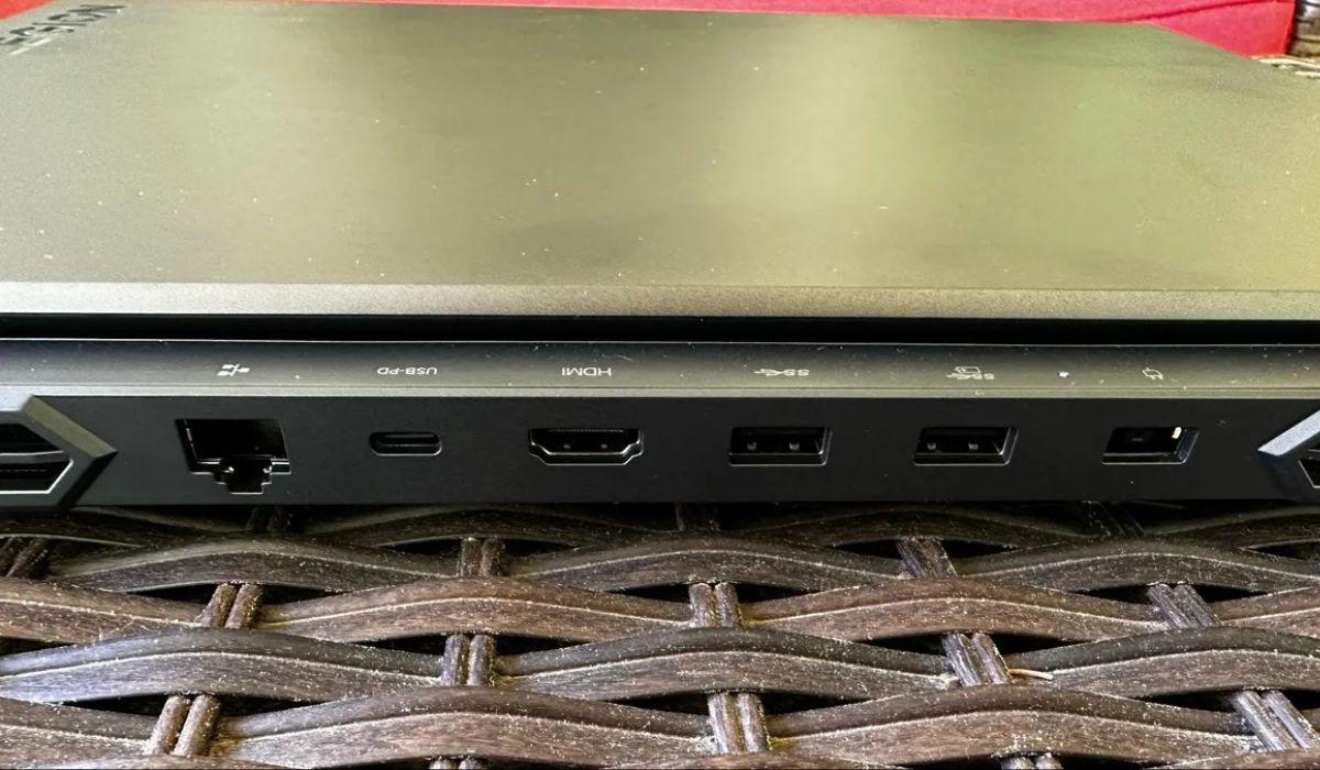 Cổng kết nối của laptop ở sau máy