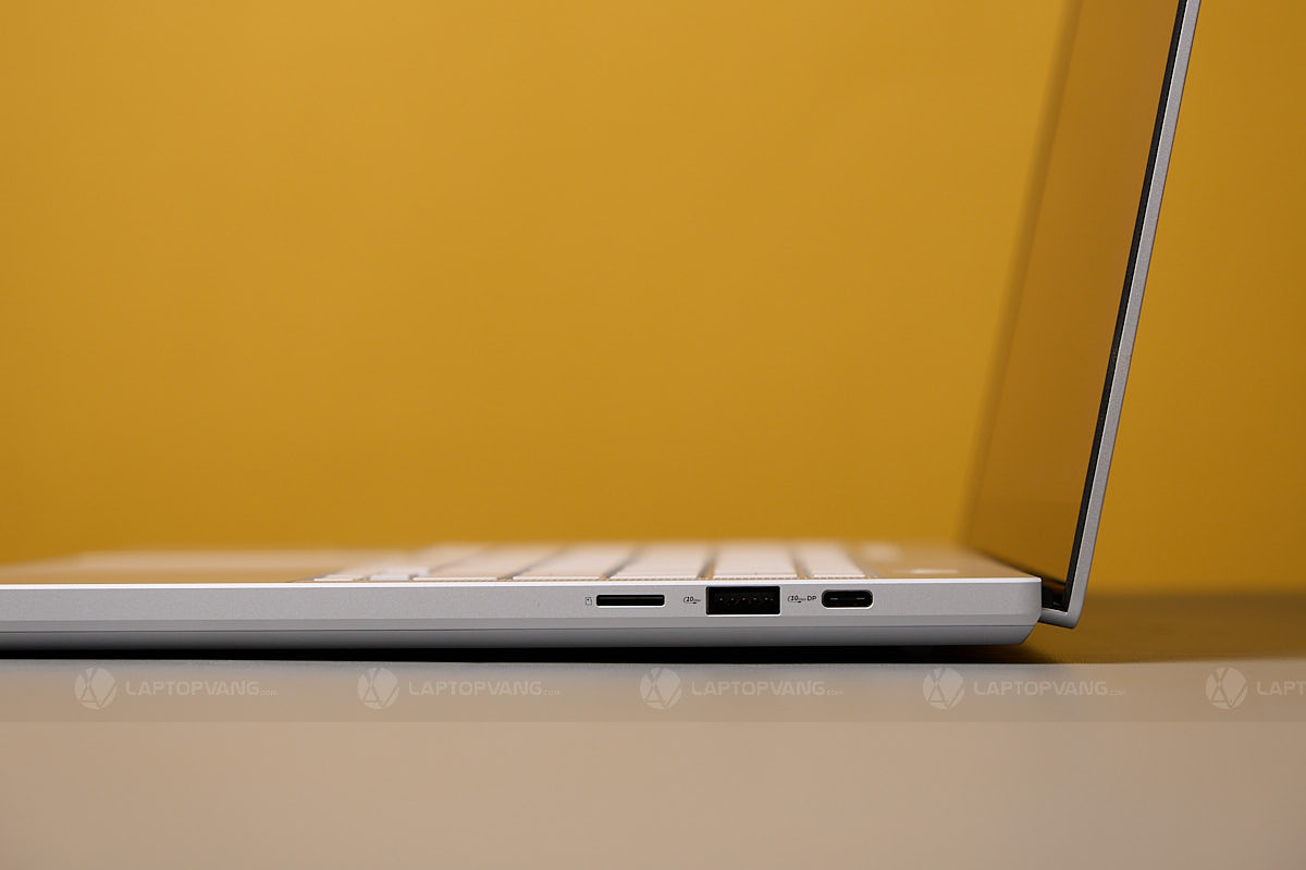 Cổng USB cạnh phải trên Zephyrus G14 2024