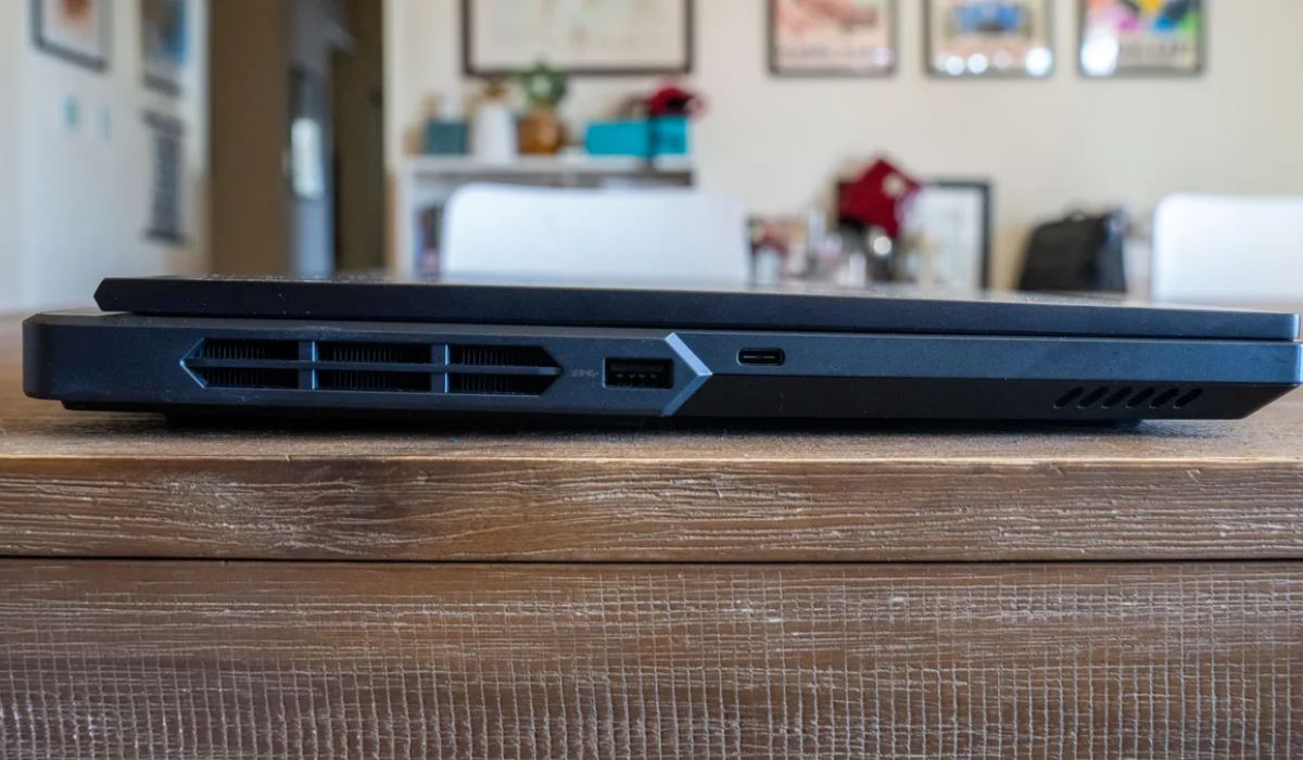 Cổng kết nối laptop Legion Pro 5 Gen 8 (1)