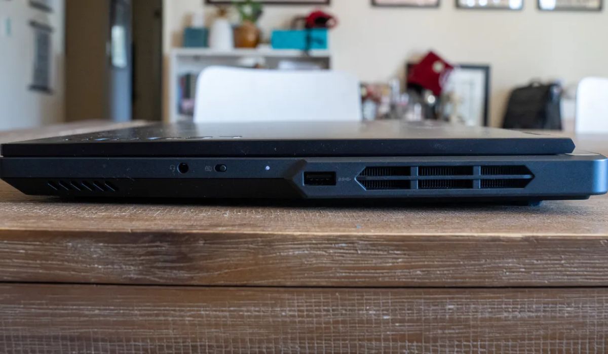 Cổng kết nối laptop Legion Pro 5 Gen 8 (2)
