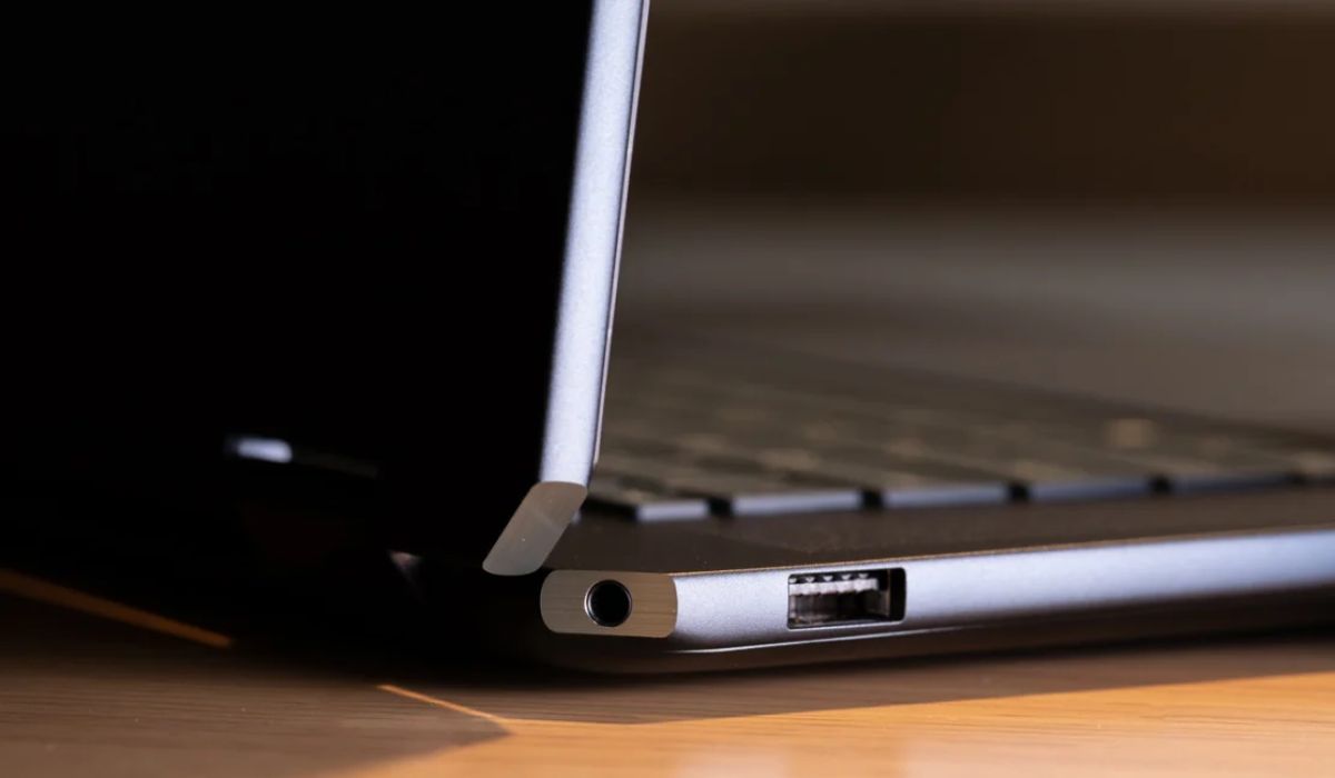 Các cổng kết nối của HP Spectre x360 16 2024 (phải)