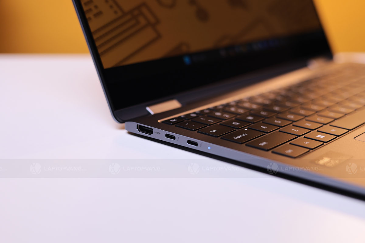 Kết nối trái Galaxy Book4 Pro 360