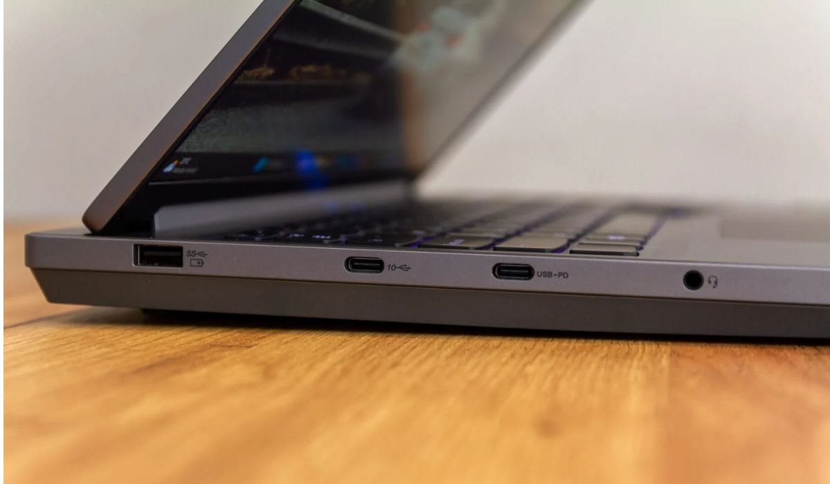 Cổng két nối của Lenovo Legion 5 2024 (trái)