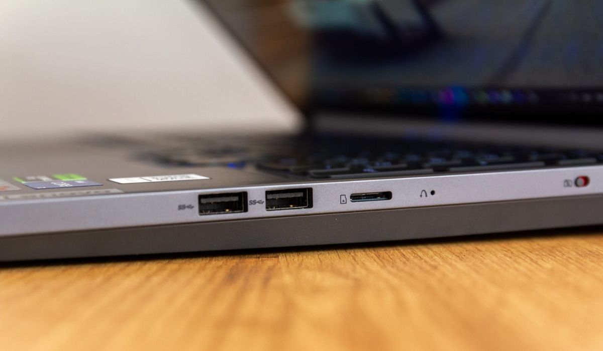 Cổng két nối của Lenovo Legion 5 2024 (phải)