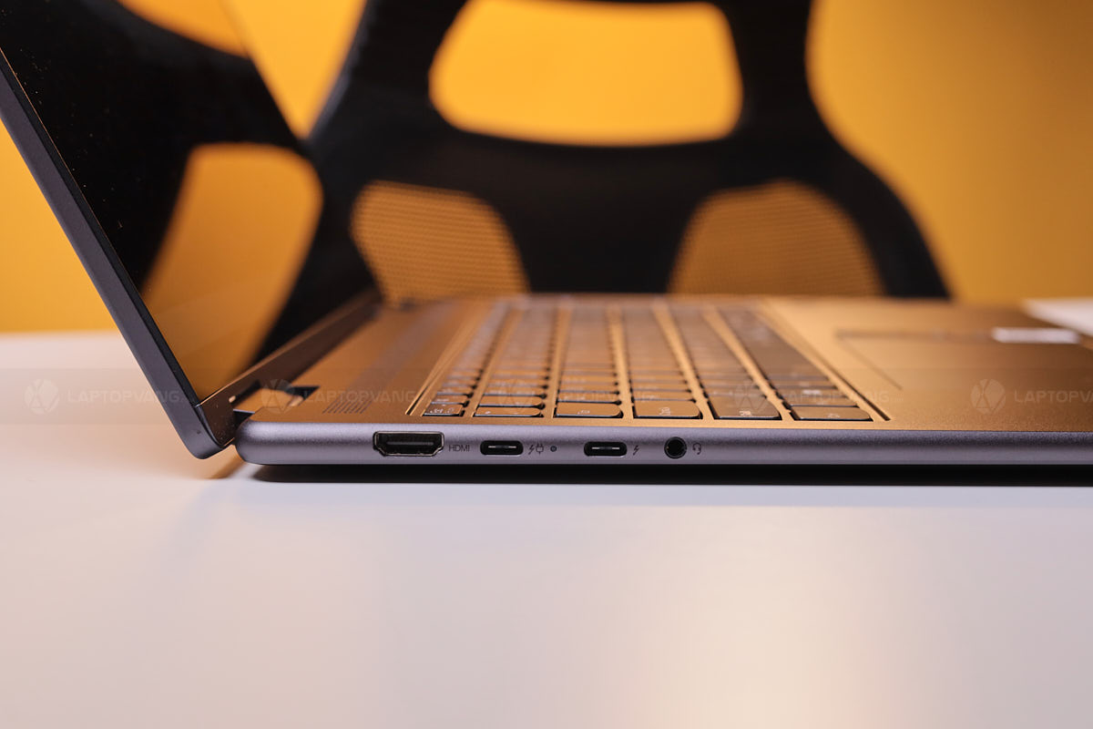 Cổng kết nối cạnh phải Yoga 7i 16IML9