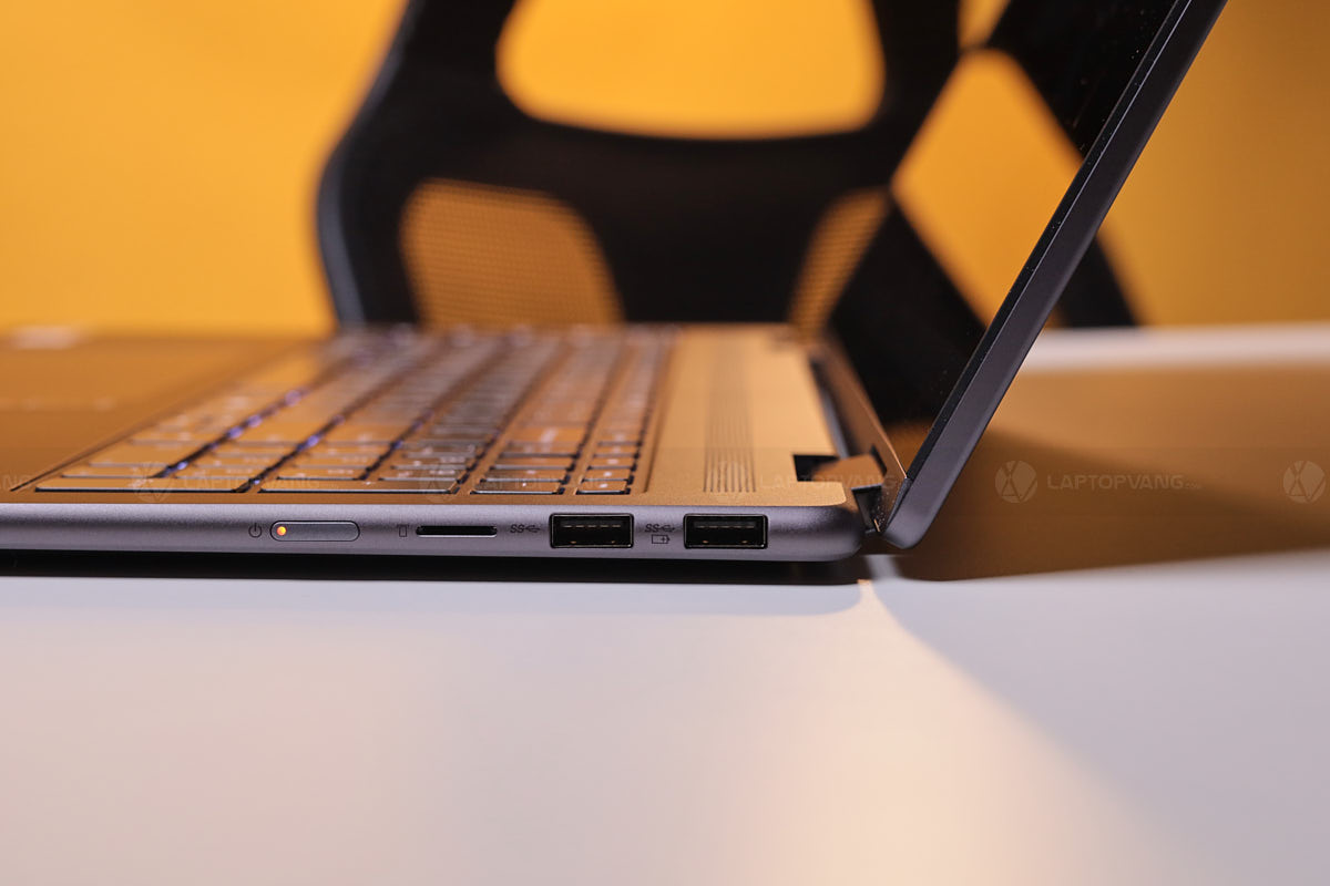 Cổng kết nối cạnh trái Yoga 7i 16IML9