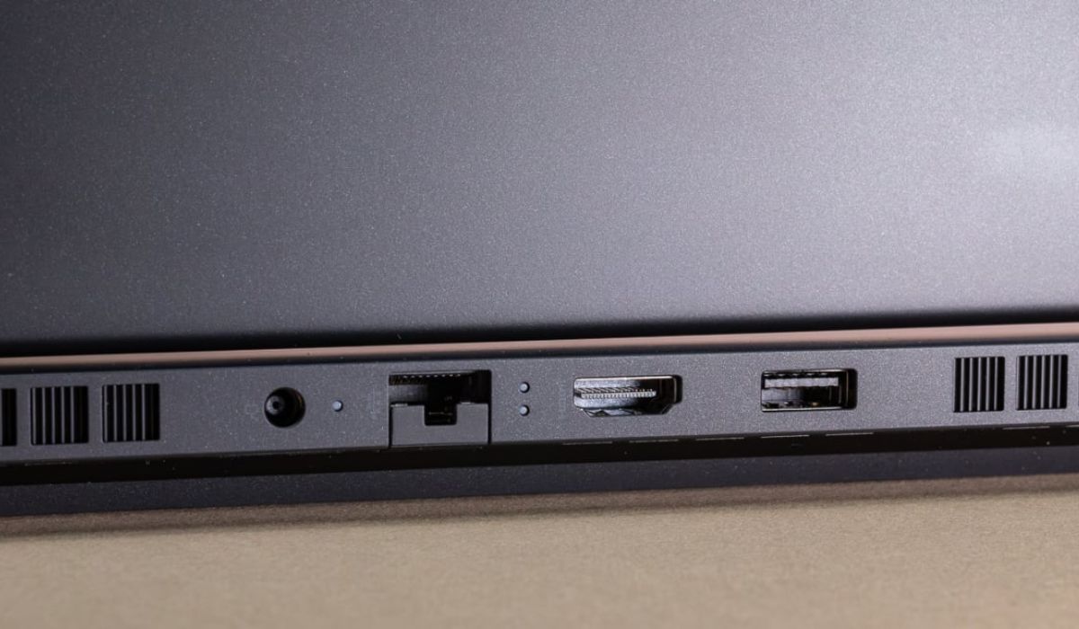 Các cổng kết nối cạnh sau của laptop
