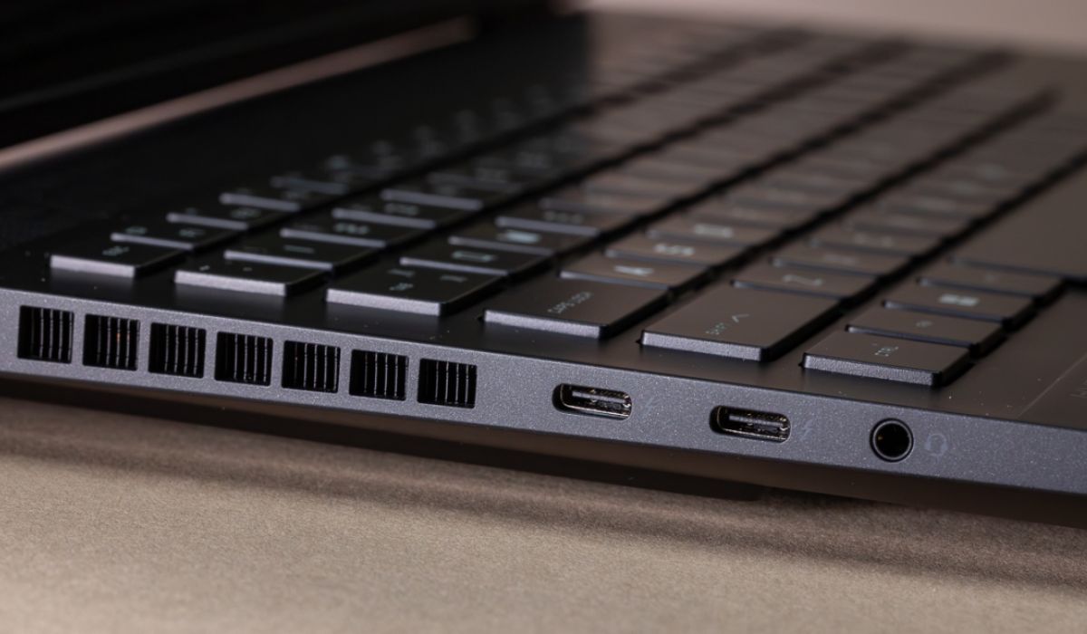 Các cổng kết nối cạnh trái của laptop