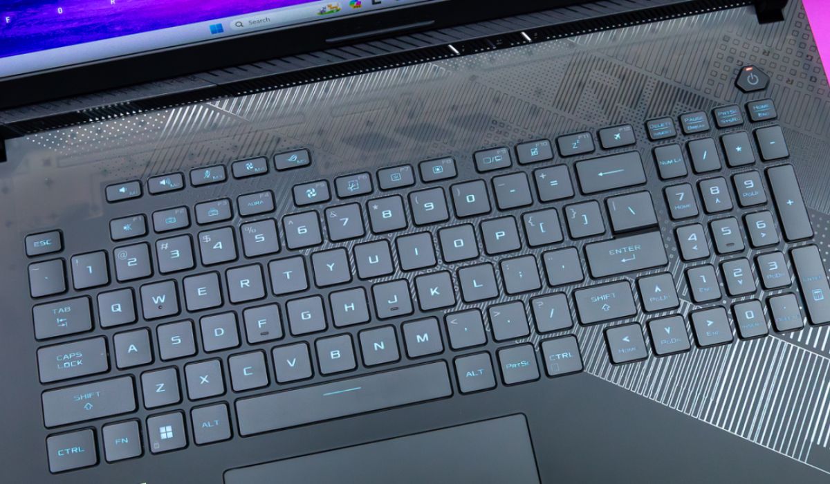 Bàn phím thoải mái của laptop ROG Strix Scar 18