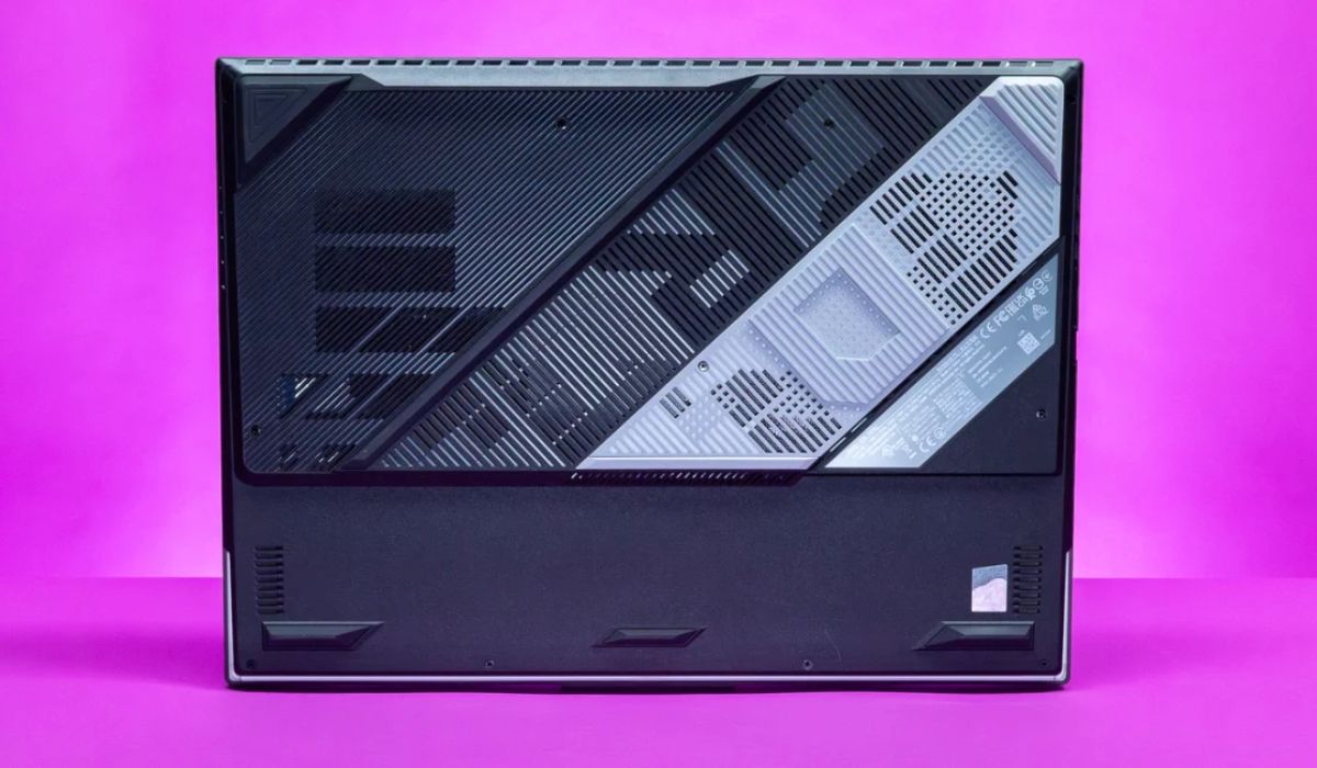 Mặt sau laptop ROG Strix Scar 18 2024