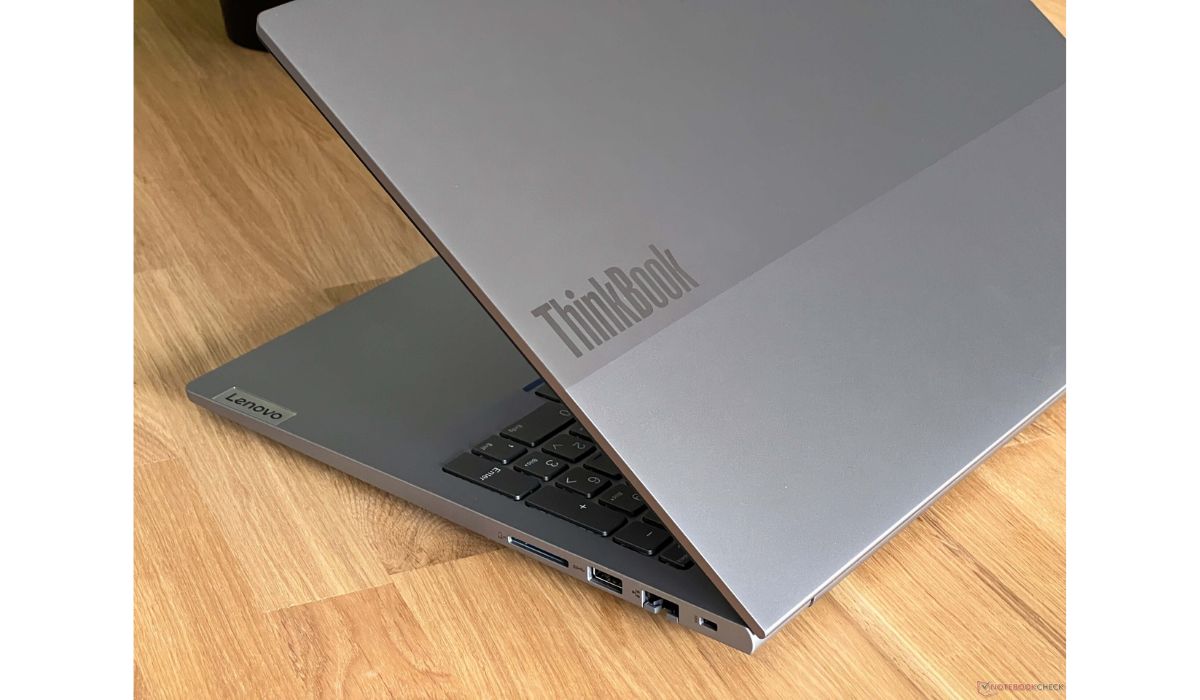 Các cổng kết nối ở cạnh bên laptop