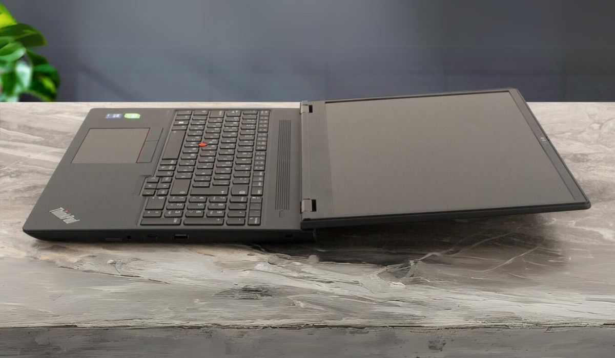 ThinkPad P16V Gen 2 có thể mở 180 độ
